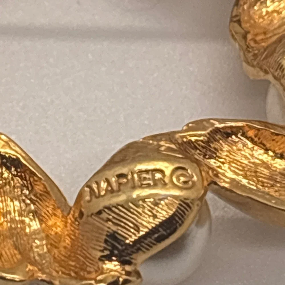 VTG‎ Napier Brooch Gold Tone Wreath Pin Faux Pearl Accents